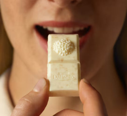 Ciocolată Albă cu Nucă de Cocos și Migdale Raffaello 90g